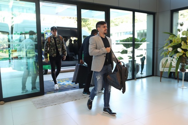 Lateral chegou junto de outros jogadores na Granja Comary