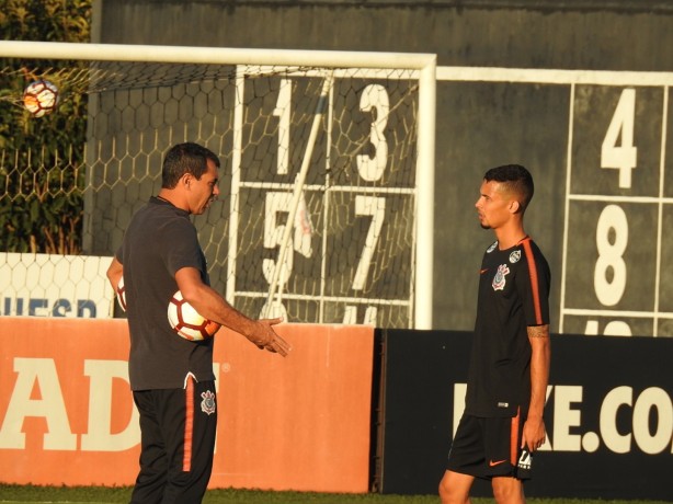 Carille com Thiaguinho no fim; volante ganhou atenção especial no fim