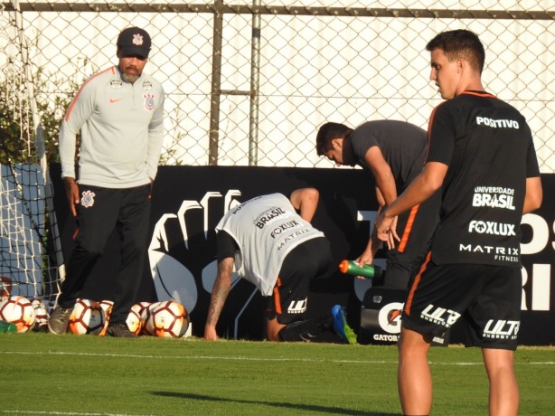 Sidcley precisou ser atendido e colocou a mão na perna direita