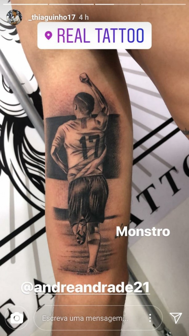  espera da estreia, Thiaguinho faz tatuagem alusiva ao clube