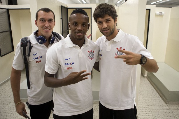 Felipe (à direita) minutos antes de fazer gol contra, diante do Bragantino, em 2014