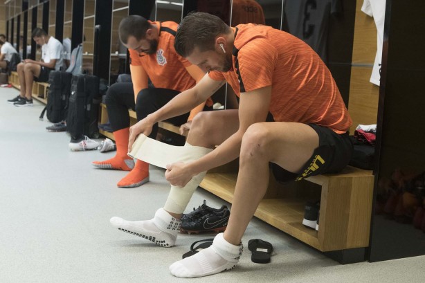 Henrique no vestiário da Arena Corinthians antes de iniciar aquecimento