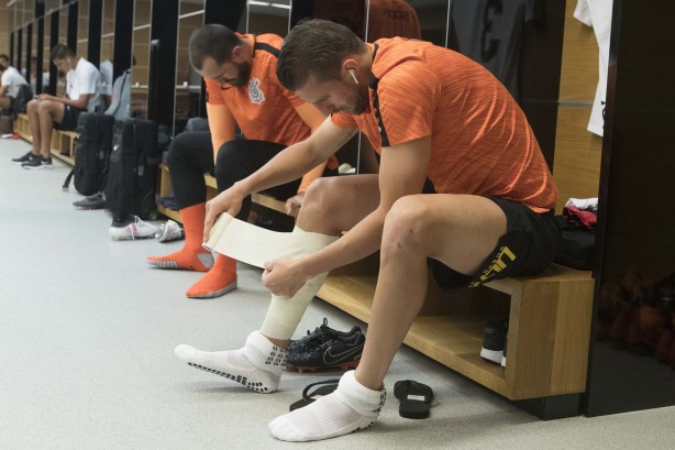 Henrique no vestirio da Arena Corinthians antes de iniciar aquecimento