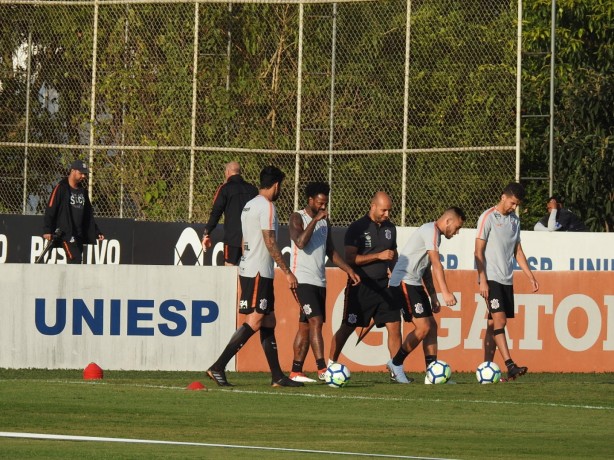 Jogadores lesionados e Maycon, suspenso, fizeram trabalho à parte