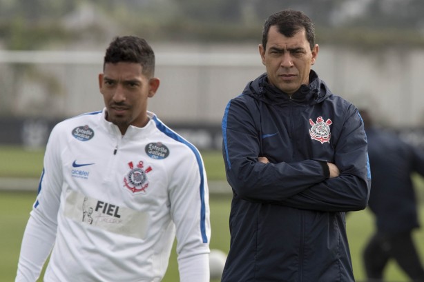 Carille de olho em Mantuan durante treino do Corinthians no CT