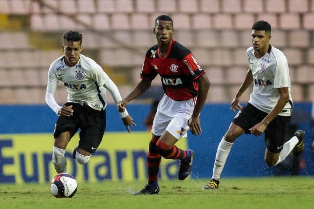 Pedrinho fez o primeiro gol do Timo na vitria sobre o Flamengo