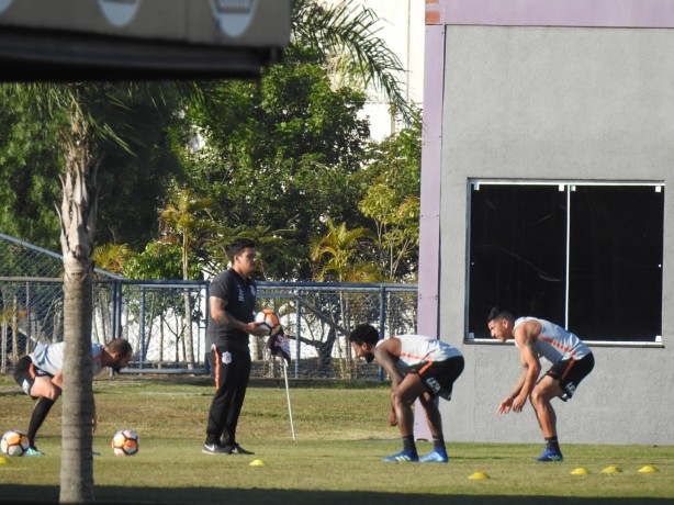 Danilo, Renê Júnior e Ralf treinaram separados dos demais