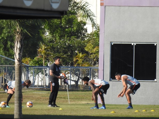 Danilo, Ren Jnior e Ralf treinaram separados dos demais