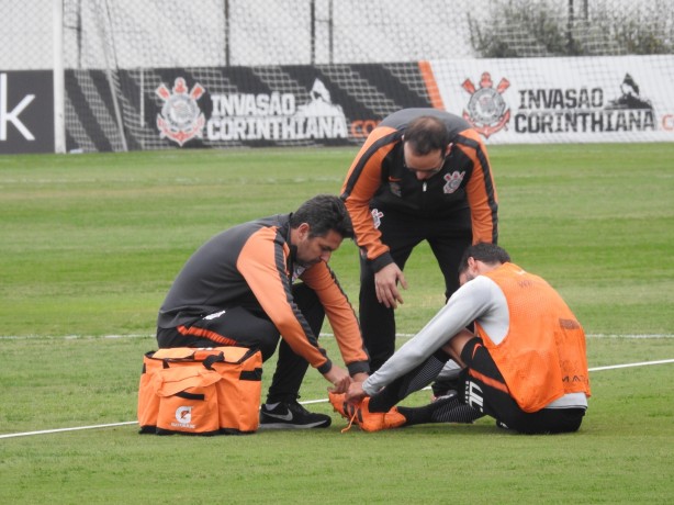 Juninho Capixaba atendido por massagista e médico