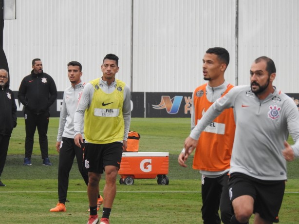 Ralf (de amarelo) e Danilo voltaram a treinar com bola no CT