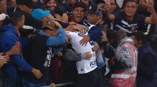 Roger foi abraar os torcedores presentes na Arena Corinthians