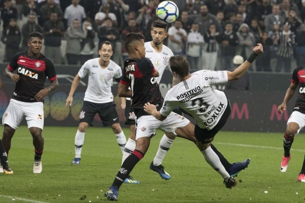 Os zagueiros Pedro Henrique e Henrique durante ataque do time do Vitória, na Arena Corinthians