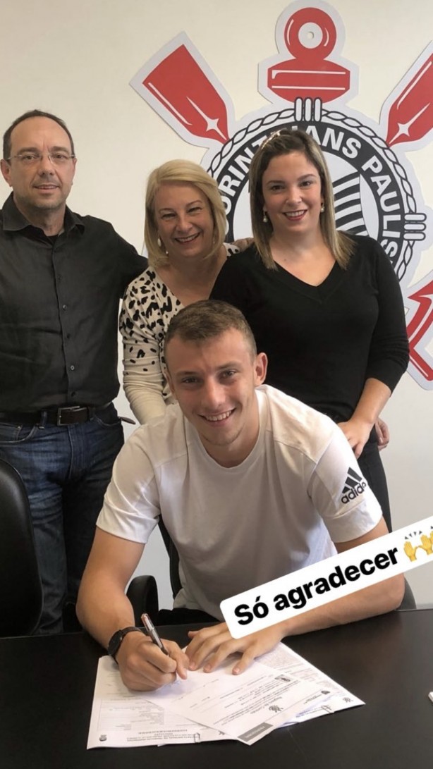 Carlos Augusto comemorou renovação ao lado da família no Corinthians