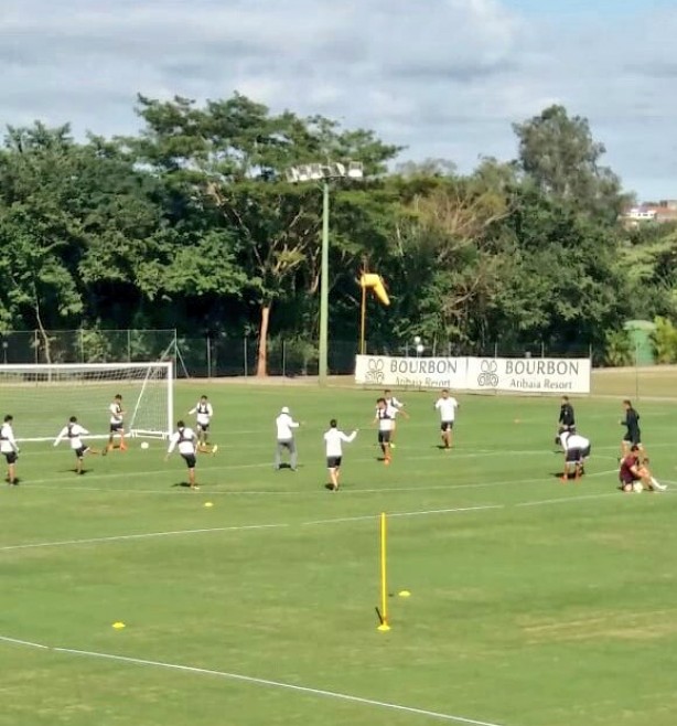 Colo-Colo treina h dias no Bourbon Atibaia