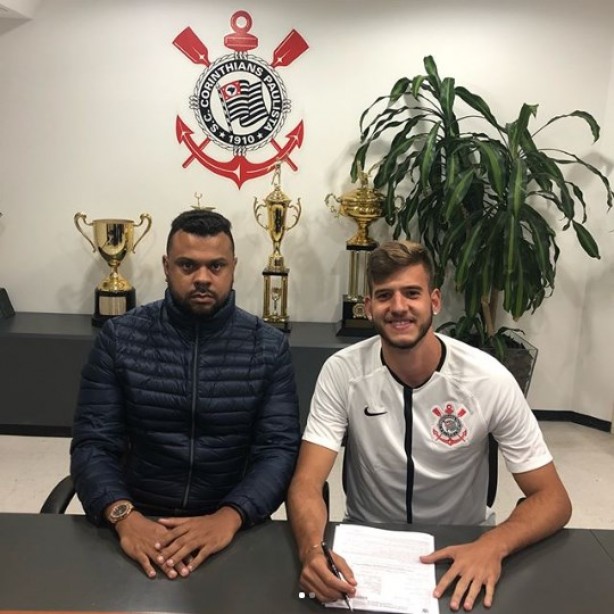 Deverlan renovou com Corinthians por três anos, até 2021