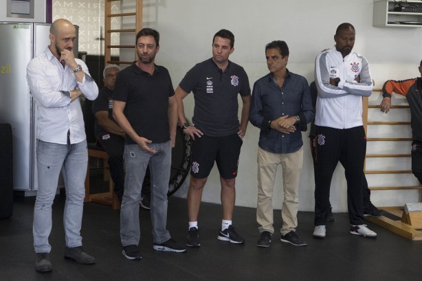 Alessandro (à esquerda) e Fabinho (à direita) em conversa com o elenco