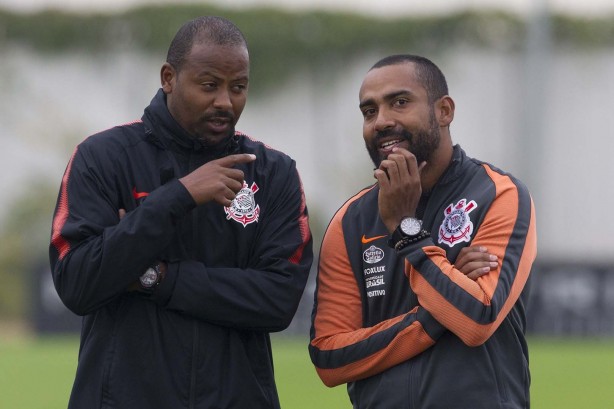 Fabinho e Coelho, hoje auxiliares, conversam no CT do Corinthians