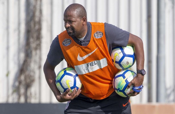 Fabinho no treinamento desta manhã no CT Joaquim Grava