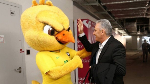 Canarinho Pistola está cercado de (ex-)corinthianos na Seleção
