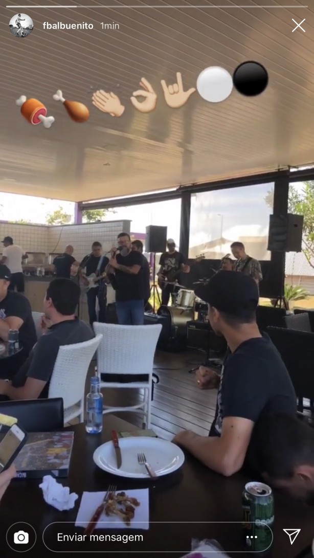 Elenco do Corinthians curte churrasco com música ao vivo no CT