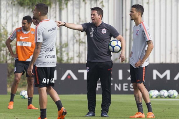 Osmar Loss oriente o time durante treinamento desta quinta-feira no CT