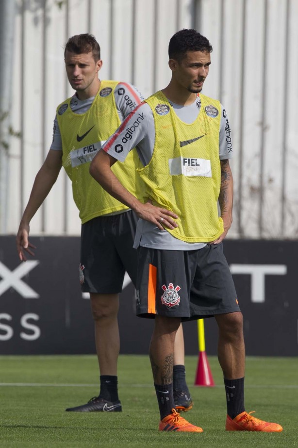 Henrique e Thiaguinho treinando no CT Joaquim Grava neste sábado