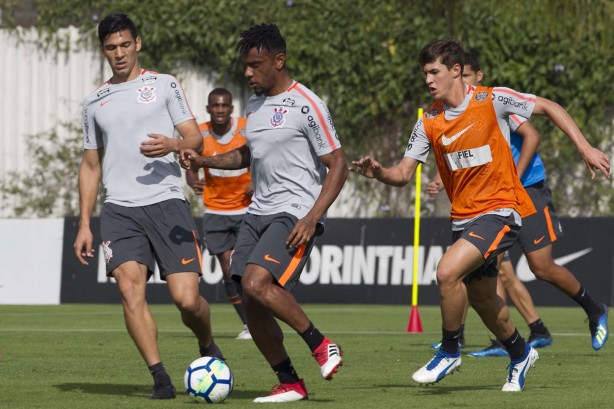 Jogadores treinam para enfrentar o Cruzeiro no amistoso de quarta-feira