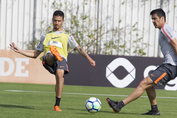 Thiaguinho e o zagueiro Balbuena no treino deste sábado no CT Joaquim Grava