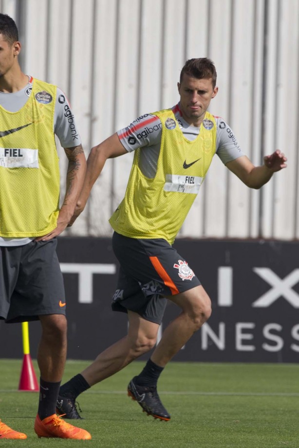 Zagueiro Henrique durante o treino deste sábado no CT
