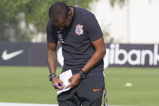 Coelho faz anotações no treino desta segunda