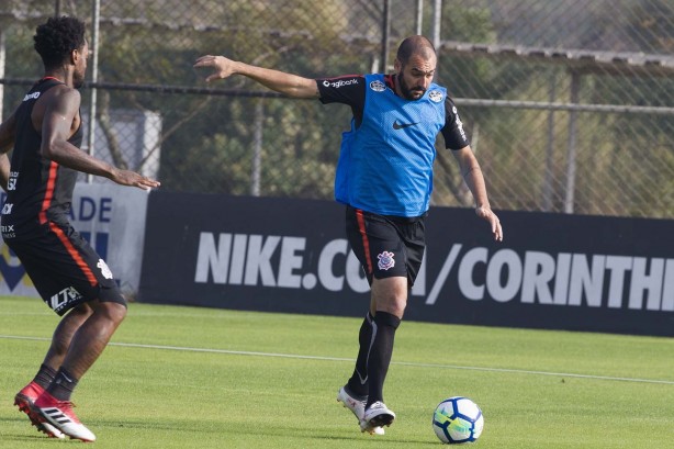 Danilo faz trabalhos no treino desta segunda