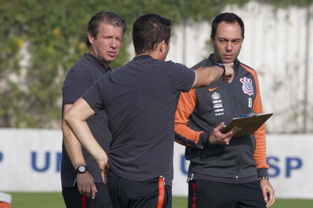 Osmar Loss passa orientações no treino desta segunda