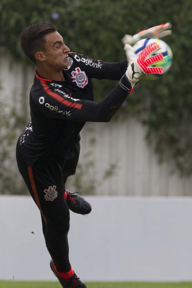 Goleiros fazem aquecimento no treino desta terça