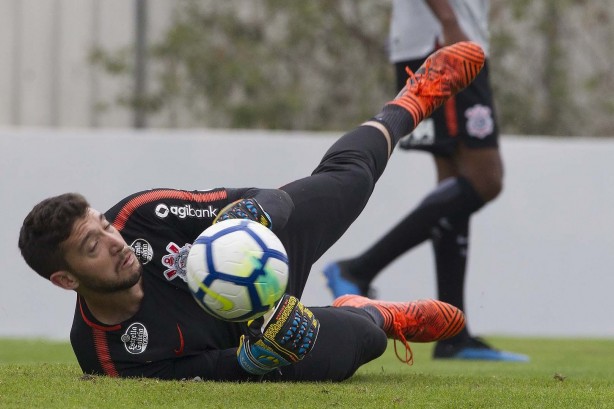 Goleiros fazem aquecimento no treino desta terça