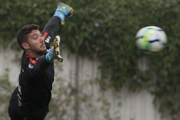 Goleiros fazem aquecimento no treino desta terça