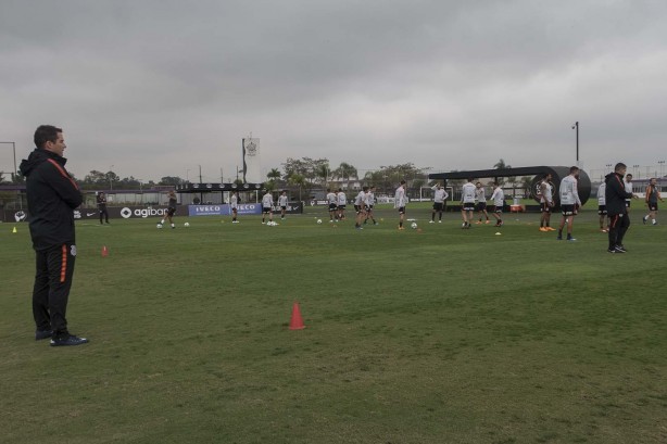 Osmar Loss observa os jogadores na partida no treino desta terça-feira