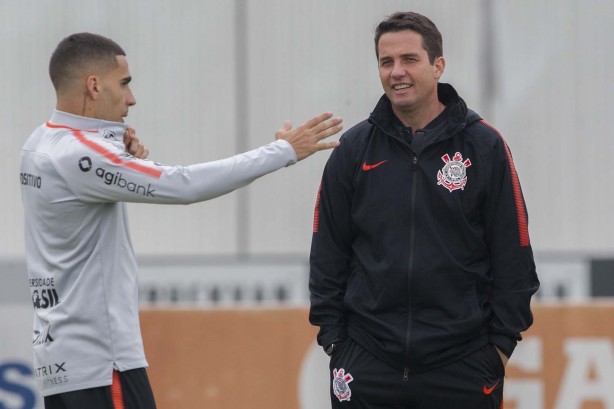 Osmar Loss passa orientações a Gabriel no treino desta terça