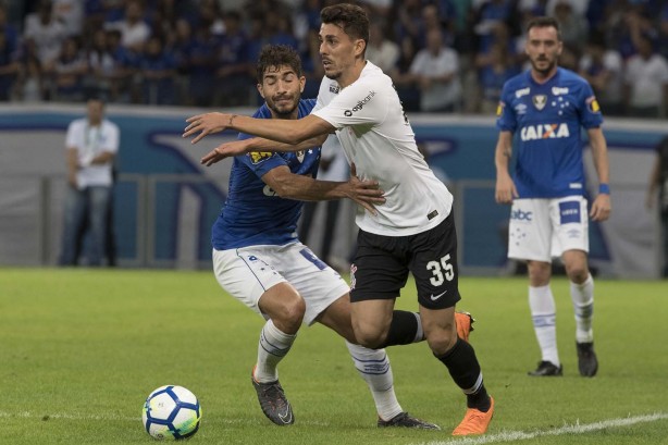 Danilo Avelar durante partida amistosa contra o Cruzeiro, no Mineirão