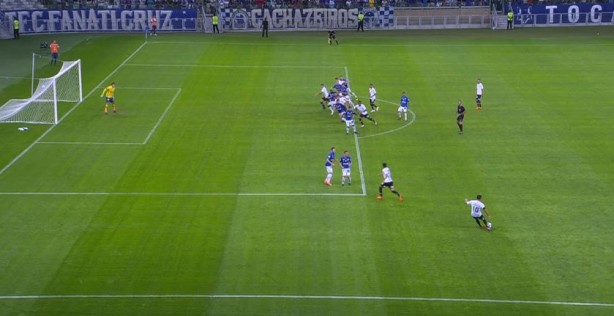 Jadson cobra a falta de maneira perigosa, dificultando para o goleiro