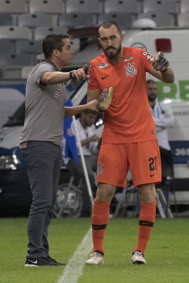 Osmar Loss passa orientações ao goleiro Walter durante amistoso contra o Cruzeiro