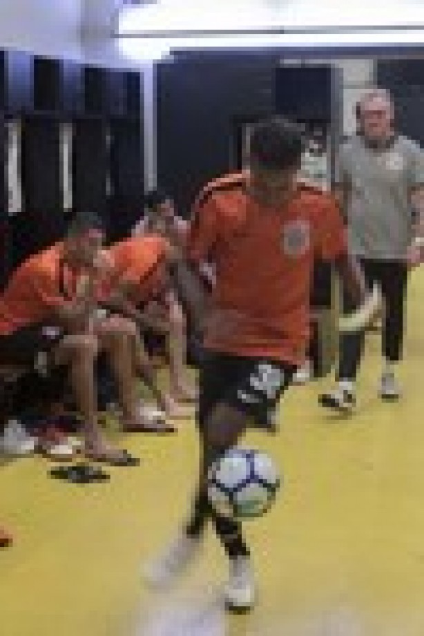 Pedrinho mostra habilidade antes de enfrentar o Cruzeiro