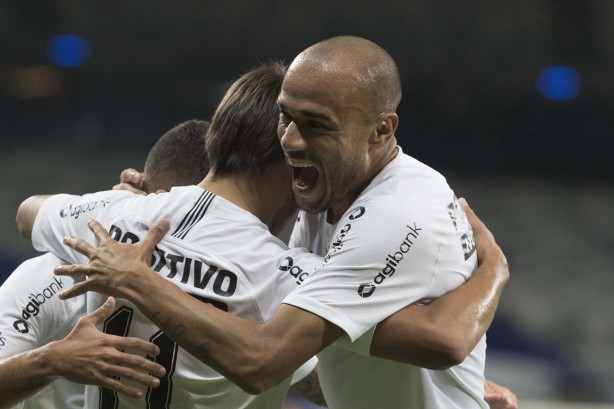Roger comemora gol de Romero contra o Cruzeiro, no Mineirão