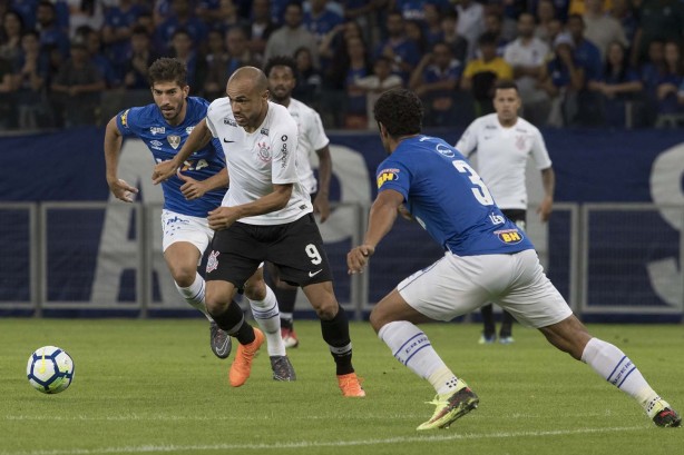 Roger durante amistoso contra o Cruzeiro, no Mineirão