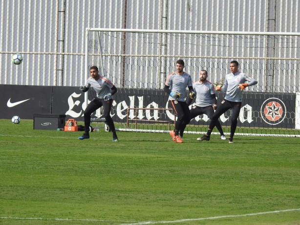 Walter  atrapalhado pelos outros trs goleiros no treinamento