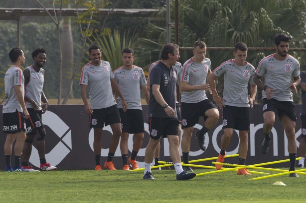 Corinthians e Grêmio se encontram na manhã deste domingo, em Itaquera