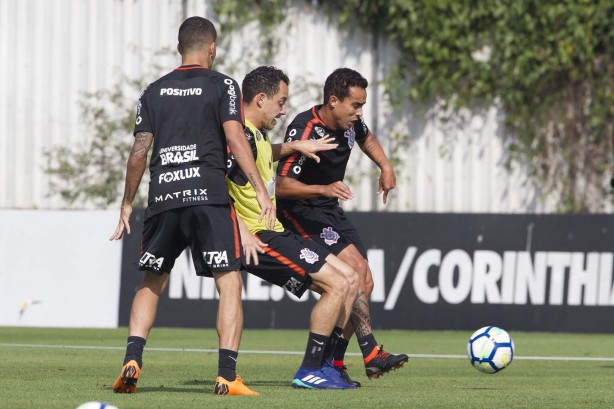 Jadson e Rodriguinho disputam a bola no treino da manhã