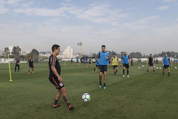 Jogadores em atividade no treino desta sexta