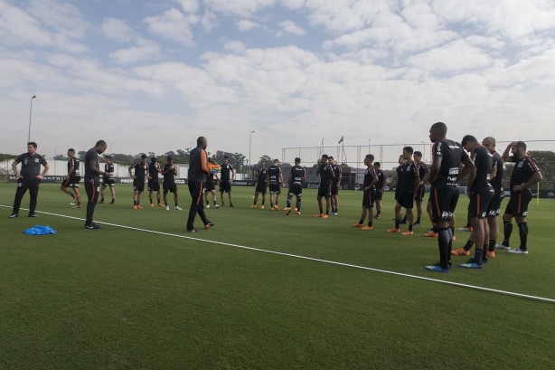 Jogadores em atividade no treino desta sexta