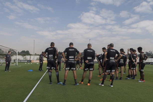 Jogadores em atividade no treino desta sexta