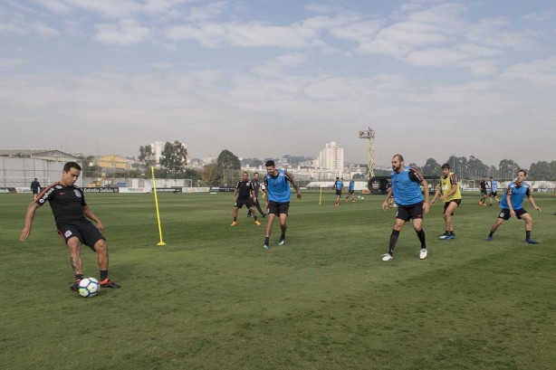Jogadores em atividade no treino desta sexta